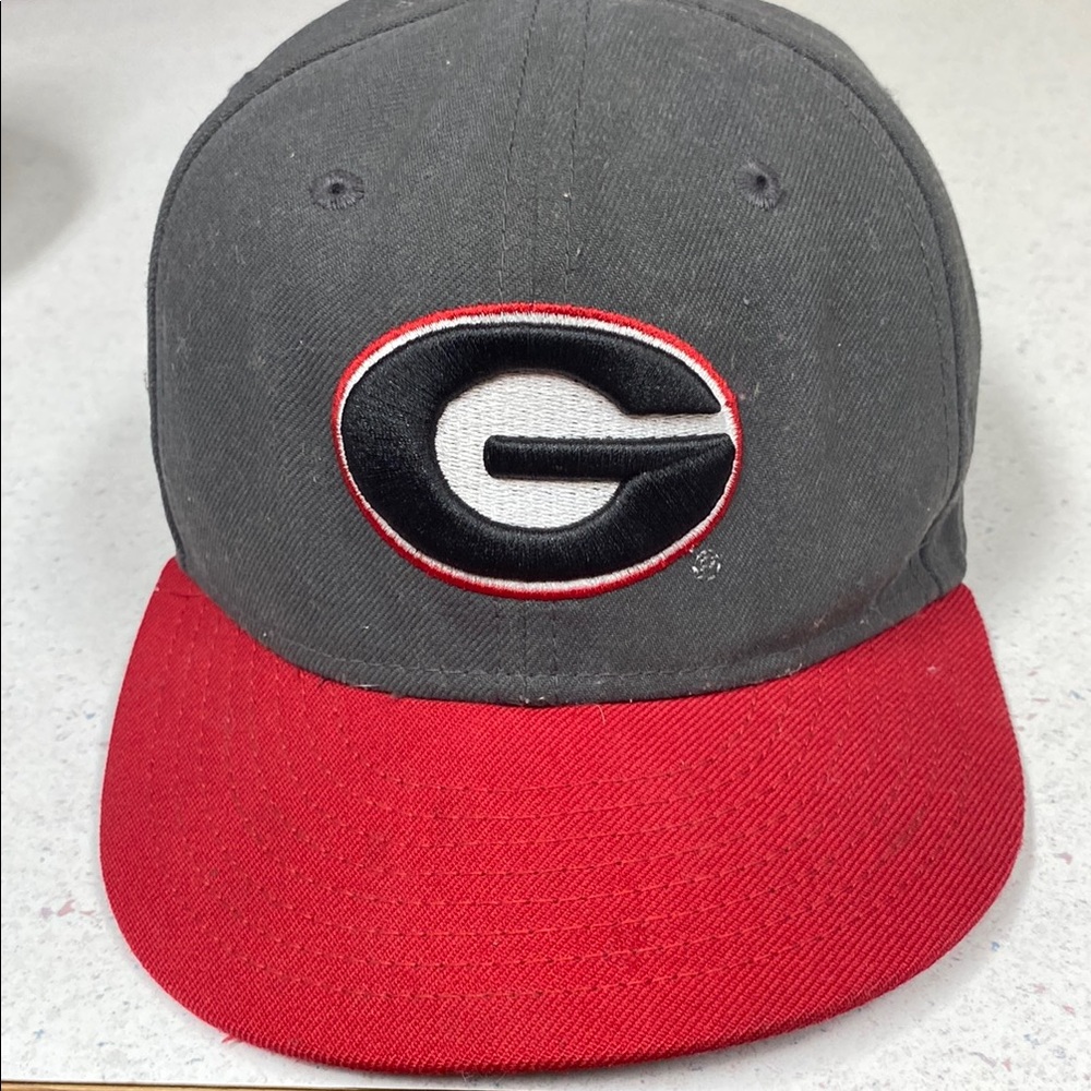 NEW ERA 59 FIFTY Gray and Red Cap Georgia 
Bulldogs.